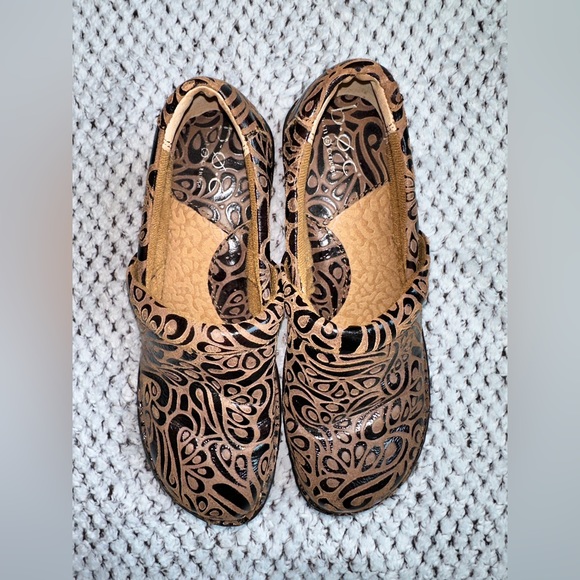 😍 BOC Born Concept Women's Peggy Brown Embossed Leather Clogs Size 7.5 - Picture 6 of 8